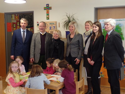 Vorstellung des Entdeckerbuchs "Natur" im Kindergarten "St. Nikolaus" in Oberding.