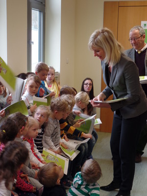 Vorstellung des Entdeckerbuchs "Natur" im Kindergarten "St. Nikolaus" in Oberding.