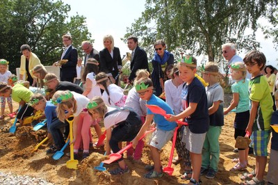 Spatenstich zur Gartenschau 2017 im schönen Pfaffenhofen mit tatkräftiger Unterstützung durch die Vorschulgruppe des städtischen Kindergartens Burzlbaam.