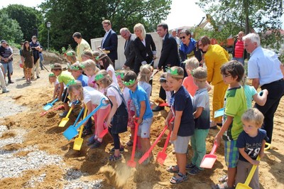 Spatenstich zur Gartenschau 2017 im schönen Pfaffenhofen mit tatkräftiger Unterstützung durch die Vorschulgruppe des städtischen Kindergartens Burzlbaam.