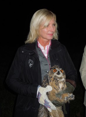 Im Juni hat der Landesbund für Vogelschutz die Pflege eines verwaisten Jung-Uhus aus dem Landkreis Regensburg übernommen. Das Tier hat sich in den vergangenen Wochen in der LBV-Vogelstation in Regenstauf gut erholt. Ich durfte ihn nun gemeinsam mit dem LBV-Landesvorsitzenden Dr. Norbert Schäffer wieder in die Freiheit entlassen. Alles Gute!