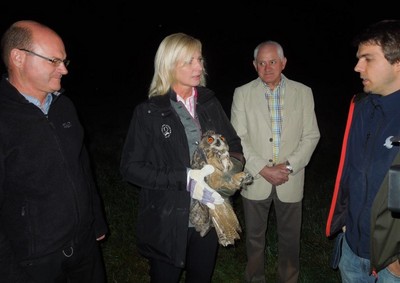 Im Juni hat der Landesbund für Vogelschutz die Pflege eines verwaisten Jung-Uhus aus dem Landkreis Regensburg übernommen. Das Tier hat sich in den vergangenen Wochen in der LBV-Vogelstation in Regenstauf gut erholt. Ich durfte ihn nun gemeinsam mit dem LBV-Landesvorsitzenden Dr. Norbert Schäffer wieder in die Freiheit entlassen. Alles Gute!