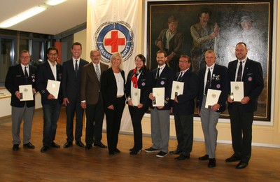 Im Namen von Bundesinnenminister Thomas de Maiziére durfte ich an verdiente Wasserretter aus dem Landkreis Erding die Einsatzmedaille "Fluthilfe 2013" überreichen.
Nochmals ein herzliches Vergelt's Gott an alle Helferinnen und Helfer!