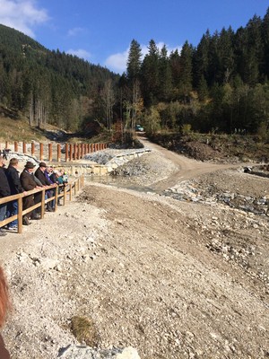 Gerade in den Alpen lässt Starkregen selbst kleine Bäche schnell zu reißenden Strömen werden. In Oberammergau wird jetzt mit der Geschiebesperre und der Vergrößerung des Rückhalteraums künftig der Gewalt der Großen Laine besser Rechnung getragen!