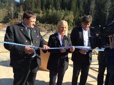 Gerade in den Alpen lässt Starkregen selbst kleine Bäche schnell zu reißenden Strömen werden. In Oberammergau wird jetzt mit der Geschiebesperre und der Vergrößerung des Rückhalteraums künftig der Gewalt der Großen Laine besser Rechnung getragen!