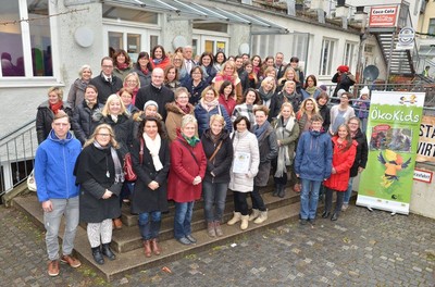 Die Auszeichnung "ÖkoKids" wird an Kindertageseinrichtungen verliehen, die Bildungsprojekte zu den Themen Umwelt und Nachhaltigkeit umgesetzt haben. Heute habe ich Projekte aus Oberbayern, Niederbayern und Schwaben ausgezeichnet. Ganz besonders freut es mich, dass auch fünf Einrichtungen aus meinem Heimatlandkreis Erding dabei waren. Herzlichen Glückwunsch!