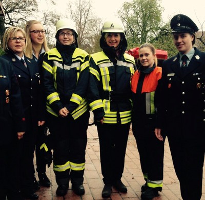 "Frauen zur Feuerwehr" Feuerwehrfrauen leisten in Bayern einen wertvollen Beitrag für das Gemeinwohl - retten, löschen, bergen und schützen mit ihren ganz speziellen Fähigkeiten und Talenten. Danke an Natalie Kienmüller-Stadler für ihren Einsatz!!
