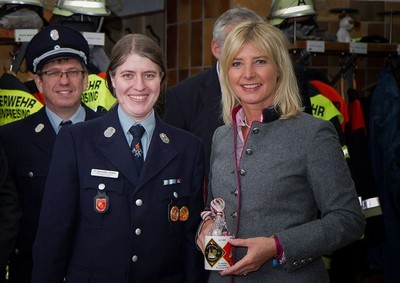 "Frauen zur Feuerwehr" Feuerwehrfrauen leisten in Bayern einen wertvollen Beitrag für das Gemeinwohl - retten, löschen, bergen und schützen mit ihren ganz speziellen Fähigkeiten und Talenten. Danke an Natalie Kienmüller-Stadler für ihren Einsatz!!
