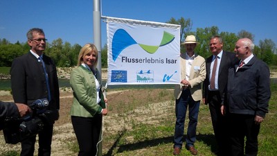 Das "Flusserlebnis Isar ist das erste LIFE-Naturprojekt, das von der Wasserwirtschaftsverwaltung und dem Naturschutz gemeinsam getragen wird. Es werden über 6,3 Mio.  in umfangreiche Verbesserungen der Gewässerstruktur investiert und dabei gibt es 3 Gewinner: die Biodiversität, die Gewässer und natürlich den Mensch!