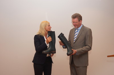 Zum Antritt im Ministerium gab's von meinem Vorgänger Dr. Marcel Huber bereits das passende Geschenk - ein paar Gummistiefel, für die zahlreichen Außentermine.