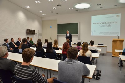 Mit Schülern des Anne-Frank-Gymnasium Erding startete im NanoLab des Landesamtes für Gesundheit und Lebensmittelsicherheit das Projekt 'NanoTeach'. Mit diesem Projekt wird das Wissen über Nanotechnologie auch in die Schulen getragen.