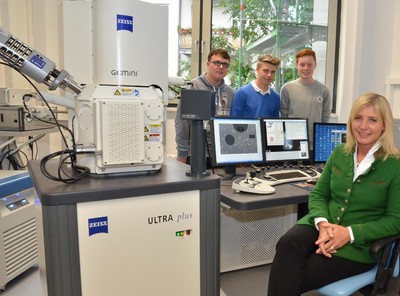 Mit Schülern des Anne-Frank-Gymnasium Erding startete im NanoLab des Landesamtes für Gesundheit und Lebensmittelsicherheit das Projekt 'NanoTeach'. Mit diesem Projekt wird das Wissen über Nanotechnologie auch in die Schulen getragen.