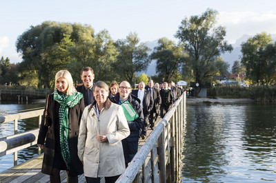 Wasserkonferenz auf Herrenchiemsee - das bayerische Versailles, das mitten im bayerischen Meer liegt. Ein würdiger Ort für die Schlussveranstaltung des bayerisch-italienischen Co-Vorsitzes der Plattform Wasserwirtschaft im Rahmen der Alpenkonvention!
Das Wasser der Alpen ist Lebenselixier, es eröffnet unzählige Nutzungsmöglichkeiten wie z.B. Energie, Trinkwasser oder Erholung. In der bayerisch-italienischen Co-Präsidentschaft wurden zahlreiche Themen zum Schutz vor Wasser aber auch zum Schutz des Wassers im Zusammenhang mit den Alpen bearbeitet.