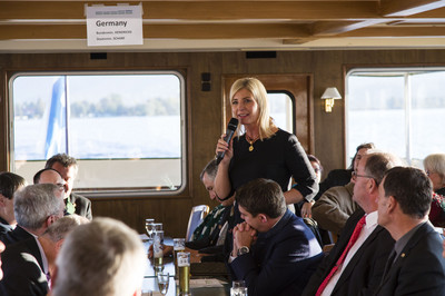 Wasserkonferenz auf Herrenchiemsee - das bayerische Versailles, das mitten im bayerischen Meer liegt. Ein würdiger Ort für die Schlussveranstaltung des bayerisch-italienischen Co-Vorsitzes der Plattform Wasserwirtschaft im Rahmen der Alpenkonvention!
Das Wasser der Alpen ist Lebenselixier, es eröffnet unzählige Nutzungsmöglichkeiten wie z.B. Energie, Trinkwasser oder Erholung. In der bayerisch-italienischen Co-Präsidentschaft wurden zahlreiche Themen zum Schutz vor Wasser aber auch zum Schutz des Wassers im Zusammenhang mit den Alpen bearbeitet.