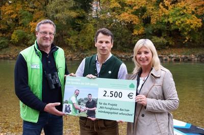 Der Freizeitsportler Pascal Rösler hat auf seinem Stand-Up-Paddel-Board (SUP) über 500 Kilometer von München nach Wien zurückgelegt und so rund 8.500 Euro für den Schutz unserer Flüsse an Spenden gesammelt. Mit dem Geld können tolle Projekte umgesetzt werden. Die Spenden kommen über den Bayerischen Naturschutzfonds direkt an Isar und Donau an. Herzlichen Dank für die großartige Aktion!