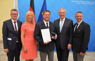 Verleihung der Bayerischen Staatsmedaille "Stern der Sicherheit" durch Staatsminister Joachim Herrmann!
Ein ganz besonderes Vergelt's Gott an Oliver Mignon für fast 40 Jahre herausragendes Engagement bei der Bayerischen Wasserwacht!