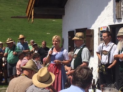 Immer ein wunderschöner Termin mit meiner Kollegin Ilse Aigner - die traditionelle jährliche Hauptalmbegehung! Die vom Almwirtschaftlichen Verein Oberbayern organisierte Wanderung führte heuer über acht Almen im westlichen Hochriesgebiet.