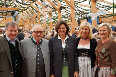 Auszeichnung von 35 Wiesn-Wirten mit dem Umweltprädikat 2017 - Lebensgenuss, Heimatliebe und Umweltschutz gehören in Bayern einfach zusammen. Das Umweltprädikat ist ein sichtbares Zeichen für gelebten Umweltschutz!