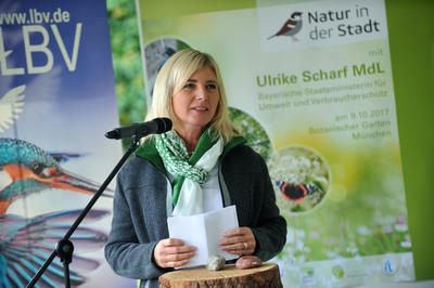 Stadtnatur ist eines der großen Zukunftsthemen und verbessert die Lebensqualität für Menschen und leistet einen wichtigen Beitrag zum Erhalt gefährdeter Tier- und Pflanzenarten. Durch Mittel aus dem Bayerischen Naturschutzfonds können wir diese wunderbaren Aktionen in den nächsten drei Jahren mit rund 750.000 Euro weiter ausbauen!