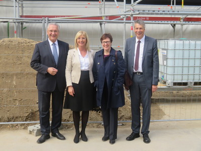 Hochkarätiger Besuch beim Richtfest für das neue Landesamt für Gesundheit und Lebensmittelsicherheit in Erlangen neben Bayerns Innen- und Bauminister Joachim Herrmann waren auch Gabriele Gunzelmann, Bereichsleiterin Hochbau beim Staatlichen Bauamt Erlangen-Nürnberg sowie Gastgeber und Hausherr, LGL-Präsident Dr. Andreas Zapf anwesend.